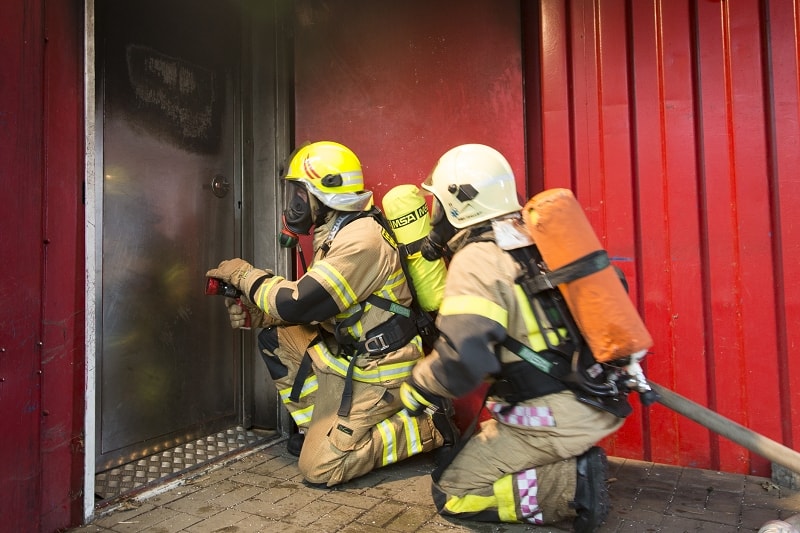 Zugang zur Brandübungsanlage: Ein Trupp unter Atemschutz an der "Hot Door".