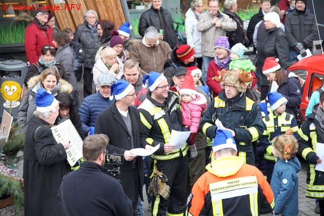 Wette gewonnen: Die Feuerwehr Northeim bei Edeka Schnabel. Foto: Horst Lange