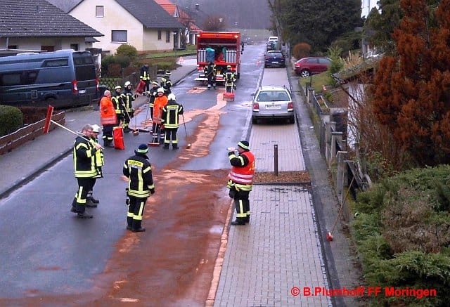 Die Feuerwehr Moringen im Ölspur-Einsatz. Foto: Björn Plumhoff