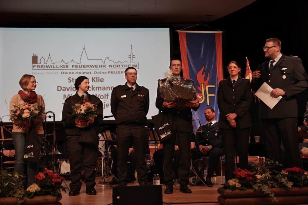das sind die Jugendfeuerwehrleute und die Kinder der Kinderfeuerwehr Northeim H26A2407.jpg das sind die Kinderfeuerwehrwarte der 15 Jahre. V. l Sonja Nolte, Sina Rusteberg, Dennis Pfüller, Alexander Nolte, Tamara Metje und Michael Wolf